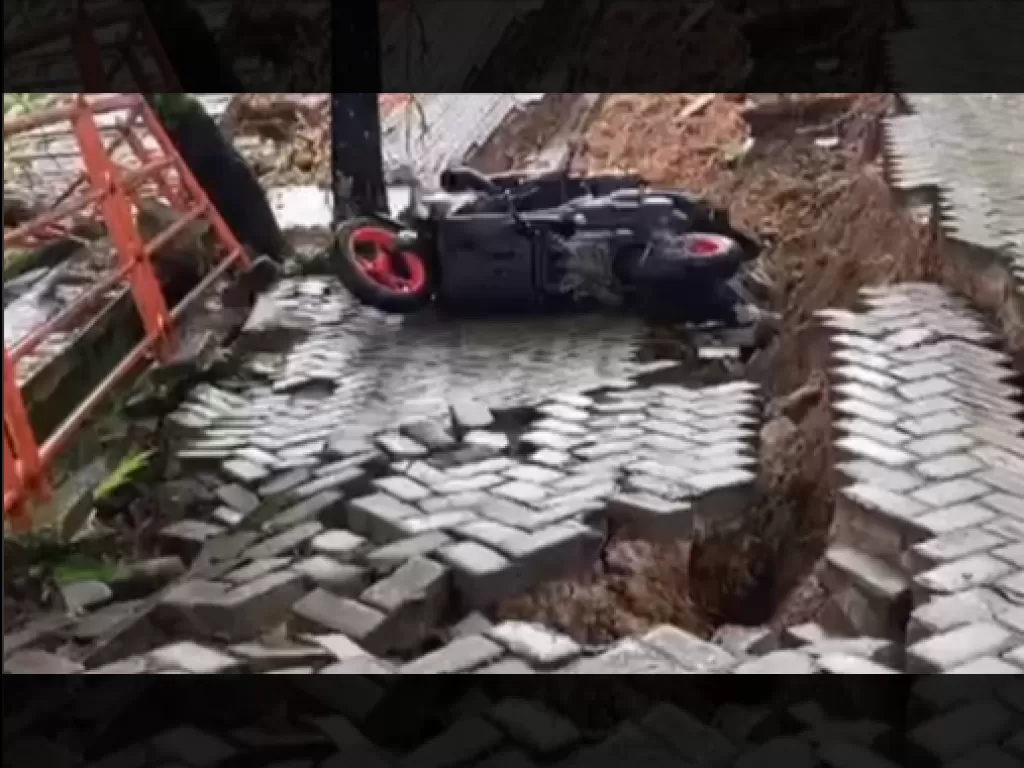 Longsor Di Kampus UIN Iman Bonjol Menimpa Motor